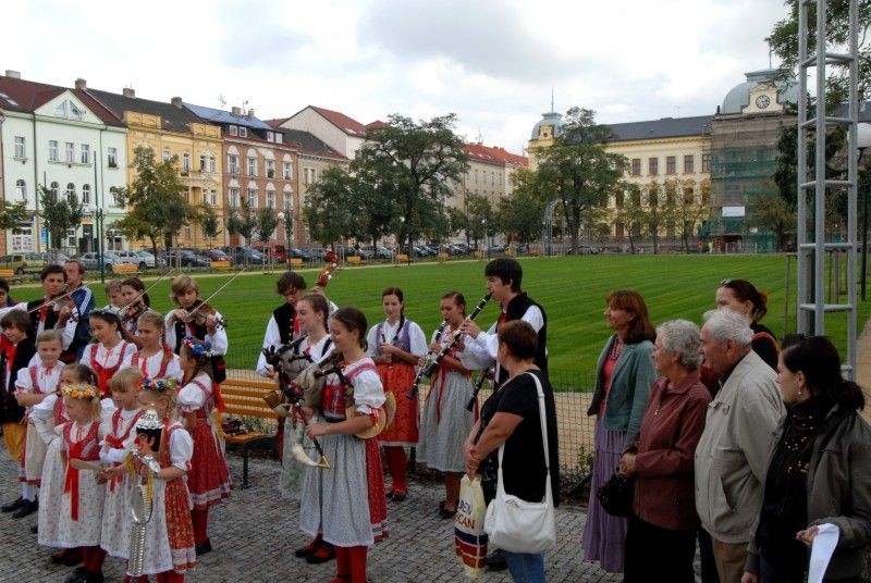 Po dvou letech postupných úprav se veřejnosti otevírá (13.9.2012) Mikulášské náměstí. Parkový ráz získalo místo, kde se dříve nacházelo hřiště a městská ohrada, v roce 1902. Přes výrazné kompoziční změny v minulých desetiletích jej nynější obnova vrací k prvotní podobě. Je zachována původní dispozice včetně lipových alejí.