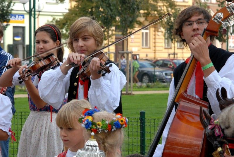 Po dvou letech postupných úprav se veřejnosti otevírá (13.9.2012) Mikulášské náměstí. Parkový ráz získalo místo, kde se dříve nacházelo hřiště a městská ohrada, v roce 1902. Přes výrazné kompoziční změny v minulých desetiletích jej nynější obnova vrací k prvotní podobě. Je zachována původní dispozice včetně lipových alejí.