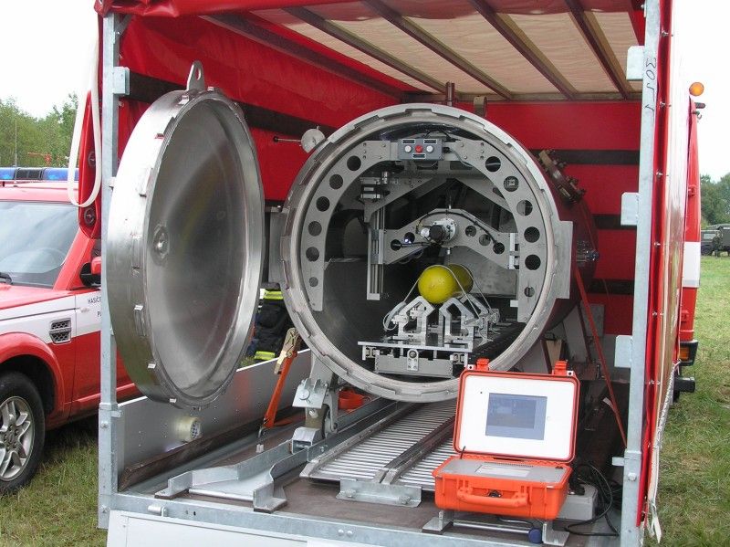 Týdenní soustředění armádních a civilních záchranných složek a hygienické služby zaměřené na součinnost při zjištění zdroje vysoce nakažlivé nákazy, jako je Variola nebo Ebola, se uskutečnilo v minulých dnech na letišti v Líních u Plzně. (foto 14.9.2012: Odbor krizového řízení MMP)