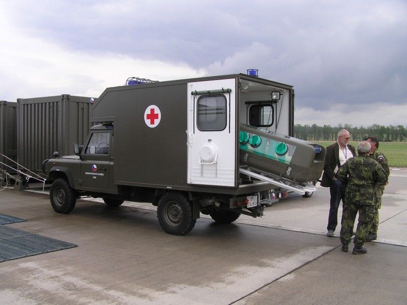 Týdenní soustředění armádních a civilních záchranných složek a hygienické služby zaměřené na součinnost při zjištění zdroje vysoce nakažlivé nákazy, jako je Variola nebo Ebola, se uskutečnilo v minulých dnech na letišti v Líních u Plzně. (foto 14.9.2012: Odbor krizového řízení MMP)