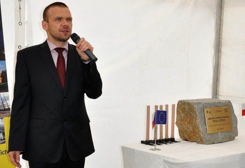 Stavbu výzkumného a vzdělávacího centra za 1,6 miliardy korun zahájila v pátek 14. září 2012 oficiálně Fakulta aplikovaných věd Západočeské univerzity v Plzni. (foto: Z. Kubalová)