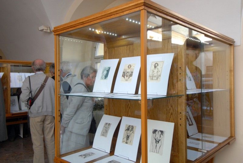 Slavnostní zahájení výstavy (14.9.2012) ve Studijní a vědecké knihovně Plzeňského kraje Žena v grafické podobě se stalo první akcí víkendového setkání sběratelů exlibris. Do Plzně se tradiční sjezd vrátil po třiceti letech a přijeli na něj sběratelé z Belgie, Nizozemí, Německa, Polska, Rakouska a Slovenska.