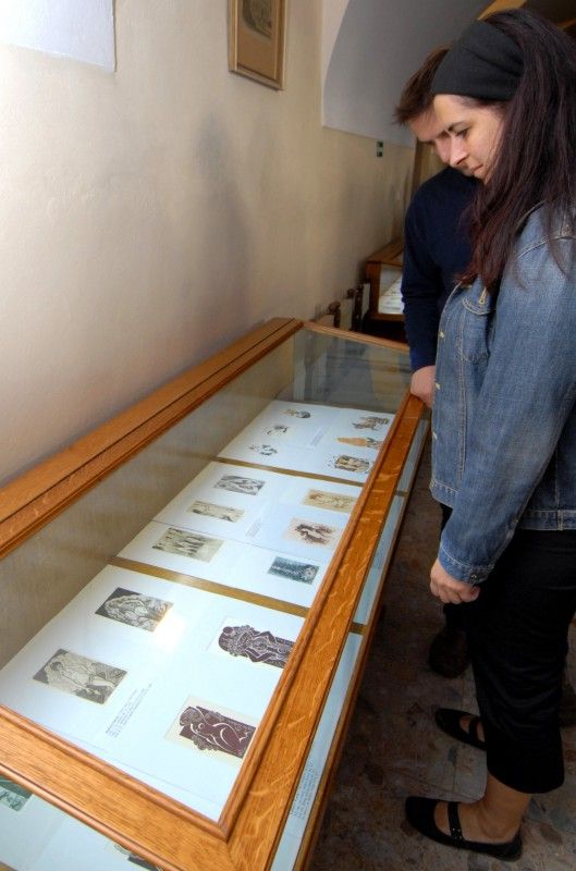 Slavnostní zahájení výstavy (14.9.2012) ve Studijní a vědecké knihovně Plzeňského kraje Žena v grafické podobě se stalo první akcí víkendového setkání sběratelů exlibris. Do Plzně se tradiční sjezd vrátil po třiceti letech a přijeli na něj sběratelé z Belgie, Nizozemí, Německa, Polska, Rakouska a Slovenska.