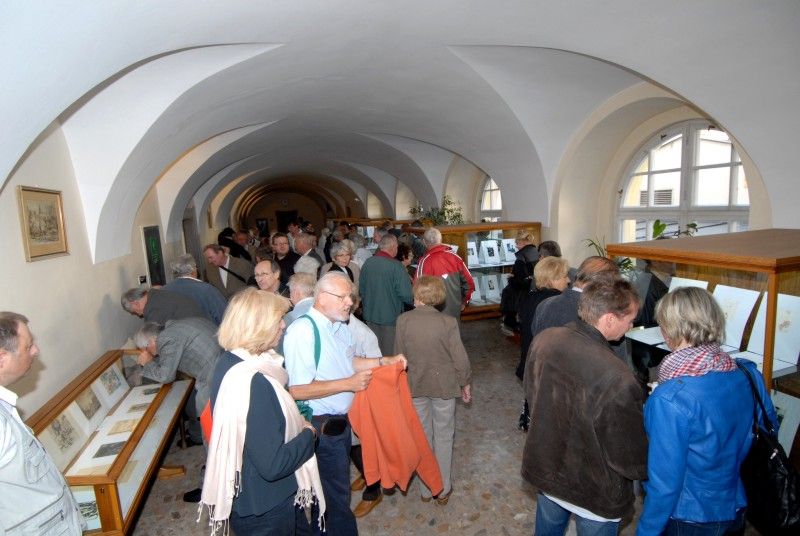 Slavnostní zahájení výstavy (14.9.2012) ve Studijní a vědecké knihovně Plzeňského kraje Žena v grafické podobě se stalo první akcí víkendového setkání sběratelů exlibris. Do Plzně se tradiční sjezd vrátil po třiceti letech a přijeli na něj sběratelé z Belgie, Nizozemí, Německa, Polska, Rakouska a Slovenska.