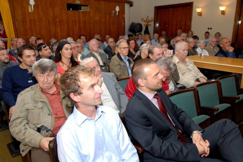 Slavnostní zahájení výstavy (14.9.2012) ve Studijní a vědecké knihovně Plzeňského kraje Žena v grafické podobě se stalo první akcí víkendového setkání sběratelů exlibris. Do Plzně se tradiční sjezd vrátil po třiceti letech a přijeli na něj sběratelé z Belgie, Nizozemí, Německa, Polska, Rakouska a Slovenska.