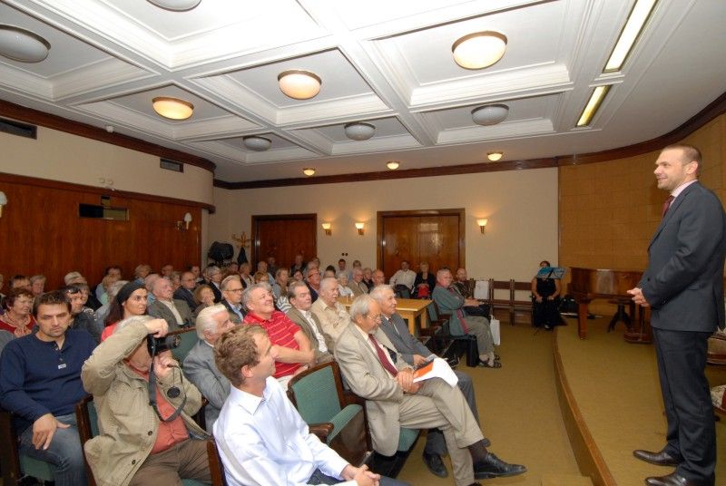 Slavnostní zahájení výstavy (14.9.2012) ve Studijní a vědecké knihovně Plzeňského kraje Žena v grafické podobě se stalo první akcí víkendového setkání sběratelů exlibris. Do Plzně se tradiční sjezd vrátil po třiceti letech a přijeli na něj sběratelé z Belgie, Nizozemí, Německa, Polska, Rakouska a Slovenska.