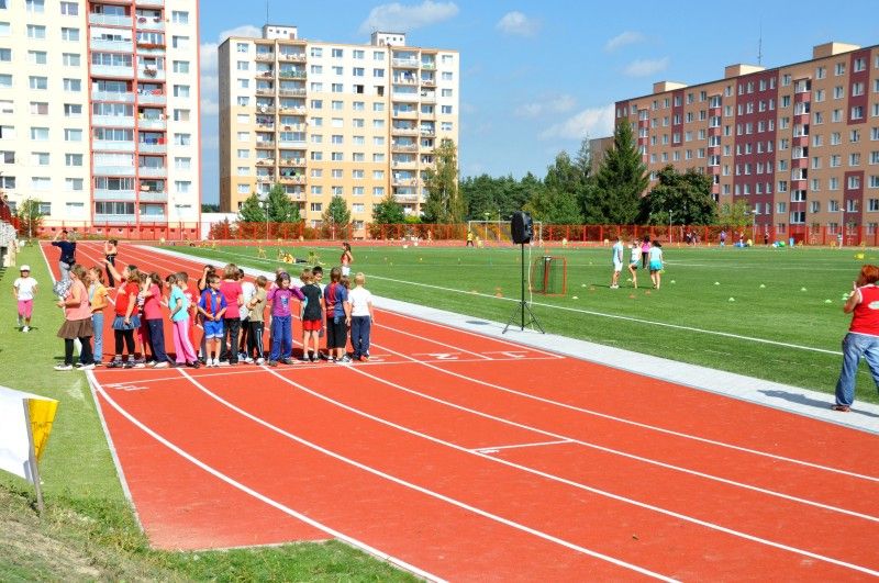 1. ZŠ má nový atletický ovál a fotbalové hřiště