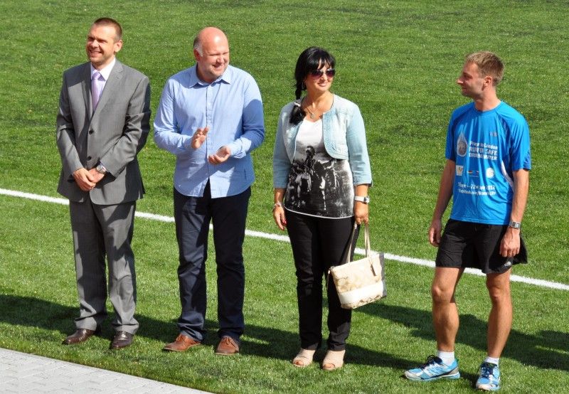 Nový čtyřistametrový atletický ovál s tartanovým povrchem a fotbalové hřiště s umělou trávou třetí generace mohou ode dneška (18.9.2012) využívat nejen žáci 1. základní školy v Západní ulici v Bolevci, ale také veřejnost.
(foto: H. Prokopová)