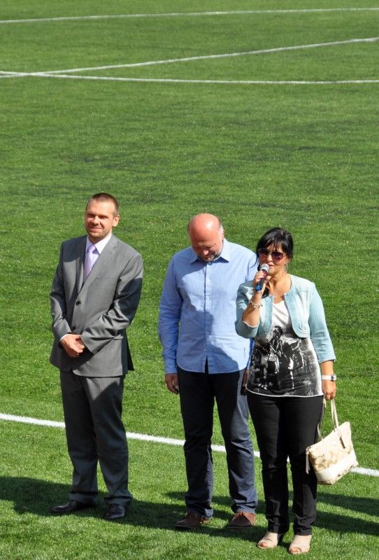 Nový čtyřistametrový atletický ovál s tartanovým povrchem a fotbalové hřiště s umělou trávou třetí generace mohou ode dneška (18.9.2012) využívat nejen žáci 1. základní školy v Západní ulici v Bolevci, ale také veřejnost.
(foto: H. Prokopová)