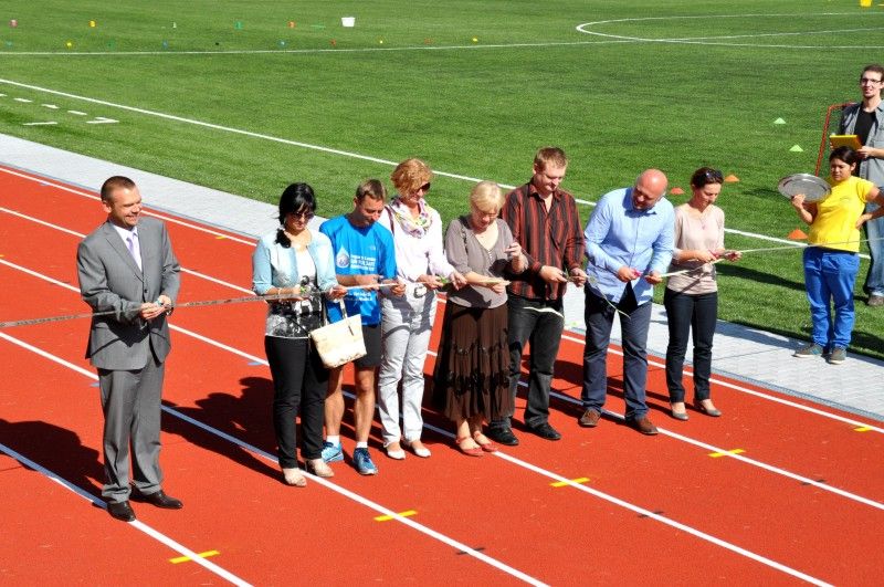 Nový čtyřistametrový atletický ovál s tartanovým povrchem a fotbalové hřiště s umělou trávou třetí generace mohou ode dneška (18.9.2012) využívat nejen žáci 1. základní školy v Západní ulici v Bolevci, ale také veřejnost.
(foto: H. Prokopová)