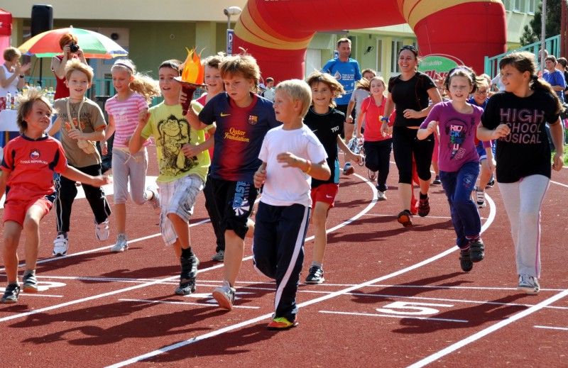Nový čtyřistametrový atletický ovál s tartanovým povrchem a fotbalové hřiště s umělou trávou třetí generace mohou ode dneška (18.9.2012) využívat nejen žáci 1. základní školy v Západní ulici v Bolevci, ale také veřejnost.
(foto: H. Prokopová)