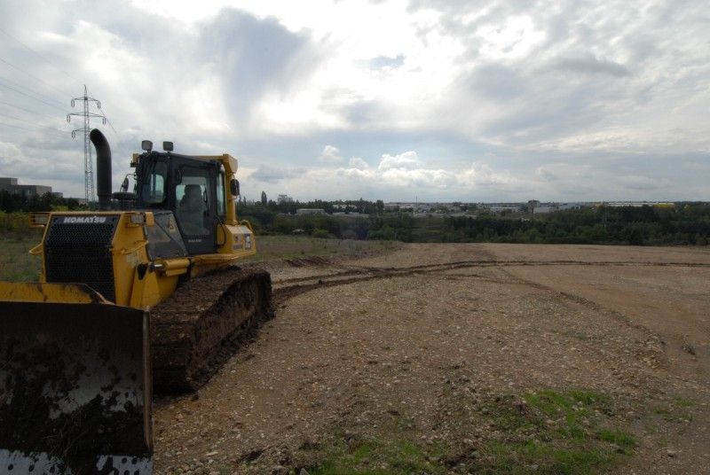 První etapa výstavby zahrnuje úsek od Domažlické ulice přes Slovanské údolí až ke Křimické ulici. (19.9.2012)