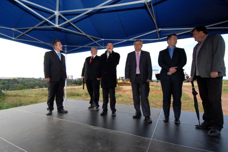 První etapa výstavby zahrnuje úsek od Domažlické ulice přes Slovanské údolí až ke Křimické ulici. (19.9.2012)