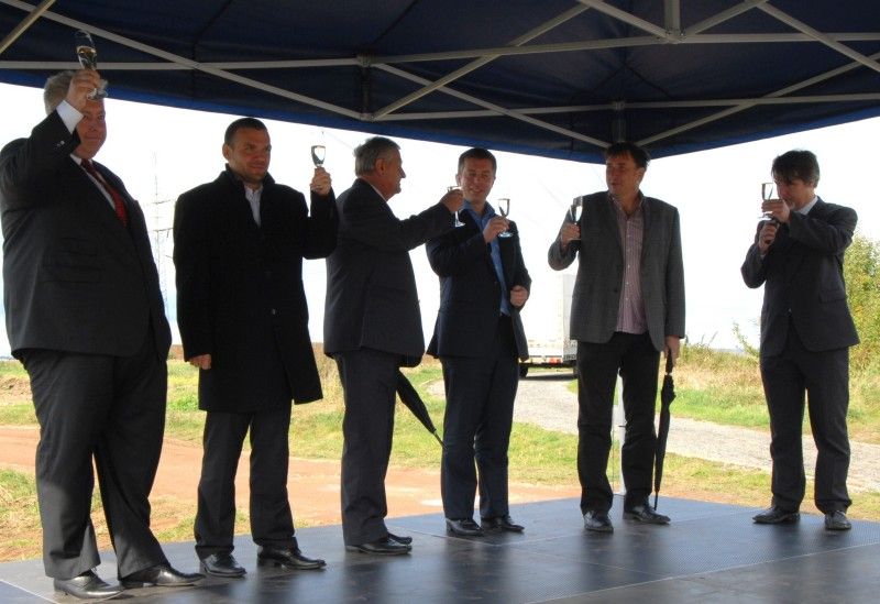 První etapa výstavby zahrnuje úsek od Domažlické ulice přes Slovanské údolí až ke Křimické ulici. (19.9.2012)