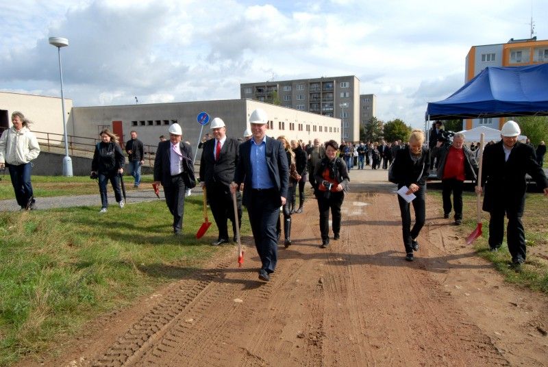 První etapa výstavby zahrnuje úsek od Domažlické ulice přes Slovanské údolí až ke Křimické ulici. (19.9.2012)