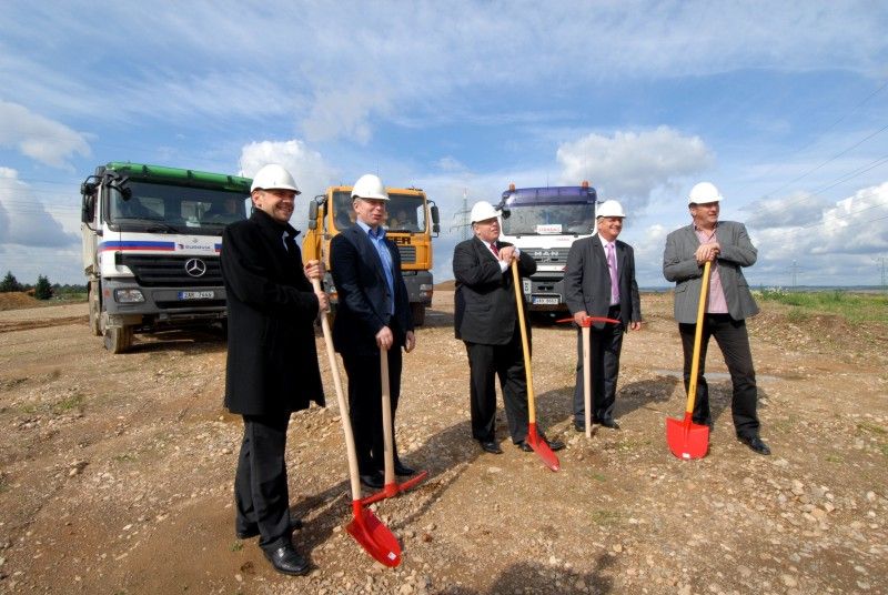 První etapa výstavby zahrnuje úsek od Domažlické ulice přes Slovanské údolí až ke Křimické ulici. (19.9.2012)