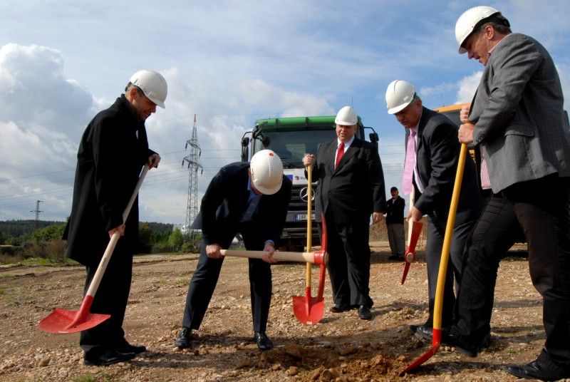 První etapa výstavby zahrnuje úsek od Domažlické ulice přes Slovanské údolí až ke Křimické ulici. (19.9.2012)