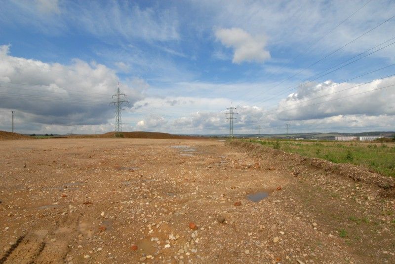 První etapa výstavby zahrnuje úsek od Domažlické ulice přes Slovanské údolí až ke Křimické ulici. (19.9.2012)