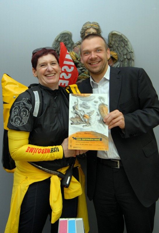 Přes třicet známých osobností dnes (19.9.2012) vyrazilo do ulic, aby předali darovací certifikát za finanční příspěvek na koupi elektrického vozíku pro tělesně postiženého Plzeňana Jana Varvařovského.