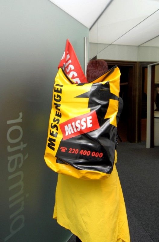 Přes třicet známých osobností dnes (19.9.2012) vyrazilo do ulic, aby předali darovací certifikát za finanční příspěvek na koupi elektrického vozíku pro tělesně postiženého Plzeňana Jana Varvařovského.