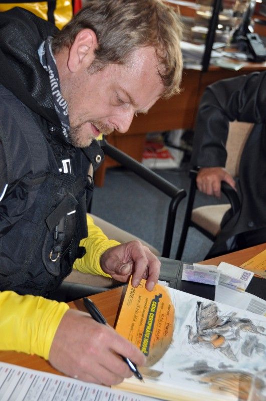 Přes třicet známých osobností dnes (19.9.2012) vyrazilo do ulic, aby předali darovací certifikát za finanční příspěvek na koupi elektrického vozíku pro tělesně postiženého Plzeňana Jana Varvařovského.