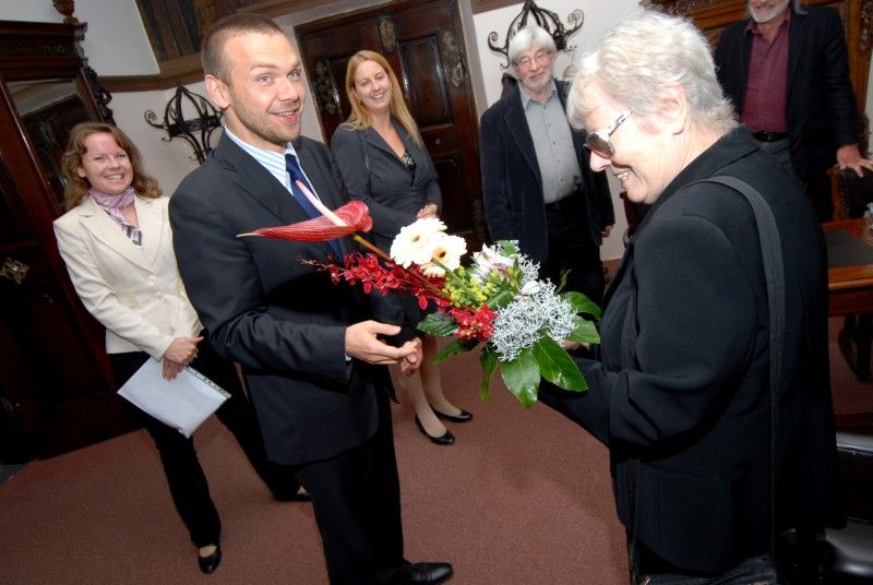 U příležitosti životního jubilea přijala plzeňská fotografka Anna Kocourková pozvání primátora Martina Baxy na přátelské posezení, které se uskutečnilo ve čtvrtek (20.9.2012) dopoledne na plzeňské radnici. Setkání se zúčastnil také její manžel Karel Kocourek. Diskutovalo se především o regionálním umění nebo nejvýraznějších osobnostech fotografického oboru, ale také o překážkách, které v době normalizace musela Anna Kocourková jako zaměstnankyně Krajského kulturního střediska překonávat.