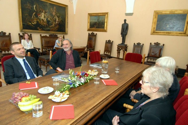 U příležitosti životního jubilea přijala plzeňská fotografka Anna Kocourková pozvání primátora Martina Baxy na přátelské posezení, které se uskutečnilo ve čtvrtek (20.9.2012) dopoledne na plzeňské radnici. Setkání se zúčastnil také její manžel Karel Kocourek. Diskutovalo se především o regionálním umění nebo nejvýraznějších osobnostech fotografického oboru, ale také o překážkách, které v době normalizace musela Anna Kocourková jako zaměstnankyně Krajského kulturního střediska překonávat.