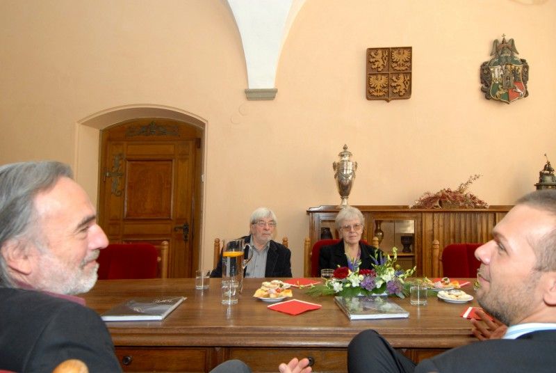 U příležitosti životního jubilea přijala plzeňská fotografka Anna Kocourková pozvání primátora Martina Baxy na přátelské posezení, které se uskutečnilo ve čtvrtek (20.9.2012) dopoledne na plzeňské radnici. Setkání se zúčastnil také její manžel Karel Kocourek. Diskutovalo se především o regionálním umění nebo nejvýraznějších osobnostech fotografického oboru, ale také o překážkách, které v době normalizace musela Anna Kocourková jako zaměstnankyně Krajského kulturního střediska překonávat.