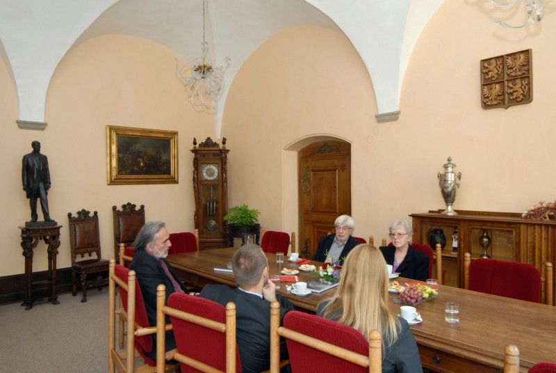 U příležitosti životního jubilea přijala plzeňská fotografka Anna Kocourková pozvání primátora Martina Baxy na přátelské posezení, které se uskutečnilo ve čtvrtek (20.9.2012) dopoledne na plzeňské radnici. Setkání se zúčastnil také její manžel Karel Kocourek. Diskutovalo se především o regionálním umění nebo nejvýraznějších osobnostech fotografického oboru, ale také o překážkách, které v době normalizace musela Anna Kocourková jako zaměstnankyně Krajského kulturního střediska překonávat.