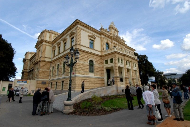 V srpnu letošního roku byla dokončena obnova budovy plzeňského Sokola. Po sto letech užívání šlo o technickou, funkční i architektonickou rehabilitaci stavby, jejíž podstata spočívá v obnově krovu a střechy, fasády, oken a dveří a rovněž restaurátorských prvků. Autenticita budovy se po její rekonstrukci zachovala, proto byla ve čtvrtek 20. září 2012 slavnostně za přítomnosti hostů znovuotevřena. Město reprezentovali primátor Martin Baxa a náměstek Martin Zrzavecký. Projekt realizovala Tělocvičná jednota Sokol Plzeň I. za technického a autorského dozoru Ateliéru Soukup. Donátorem je Regionální operační program Jihozápad s částkou 25, 4 milionů korun, což je 87 % způsobilých nákladů. Osmi sty tisíci přispělo také město Plzeň. Projekt je součástí Integrovaného plánu rozvoje města Plzně: Plzeň – Evropské hlavní město kultury.