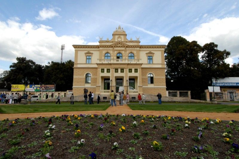 V srpnu letošního roku byla dokončena obnova budovy plzeňského Sokola. Po sto letech užívání šlo o technickou, funkční i architektonickou rehabilitaci stavby, jejíž podstata spočívá v obnově krovu a střechy, fasády, oken a dveří a rovněž restaurátorských prvků. Autenticita budovy se po její rekonstrukci zachovala, proto byla ve čtvrtek 20. září 2012 slavnostně za přítomnosti hostů znovuotevřena. Město reprezentovali primátor Martin Baxa a náměstek Martin Zrzavecký. Projekt realizovala Tělocvičná jednota Sokol Plzeň I. za technického a autorského dozoru Ateliéru Soukup. Donátorem je Regionální operační program Jihozápad s částkou 25, 4 milionů korun, což je 87 % způsobilých nákladů. Osmi sty tisíci přispělo také město Plzeň. Projekt je součástí Integrovaného plánu rozvoje města Plzně: Plzeň – Evropské hlavní město kultury.
