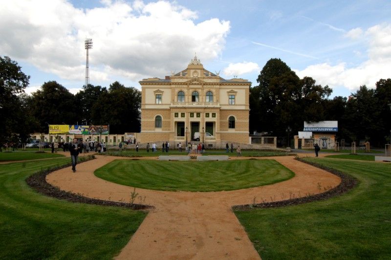 V srpnu letošního roku byla dokončena obnova budovy plzeňského Sokola. Po sto letech užívání šlo o technickou, funkční i architektonickou rehabilitaci stavby, jejíž podstata spočívá v obnově krovu a střechy, fasády, oken a dveří a rovněž restaurátorských prvků. Autenticita budovy se po její rekonstrukci zachovala, proto byla ve čtvrtek 20. září 2012 slavnostně za přítomnosti hostů znovuotevřena. Město reprezentovali primátor Martin Baxa a náměstek Martin Zrzavecký. Projekt realizovala Tělocvičná jednota Sokol Plzeň I. za technického a autorského dozoru Ateliéru Soukup. Donátorem je Regionální operační program Jihozápad s částkou 25, 4 milionů korun, což je 87 % způsobilých nákladů. Osmi sty tisíci přispělo také město Plzeň. Projekt je součástí Integrovaného plánu rozvoje města Plzně: Plzeň – Evropské hlavní město kultury.