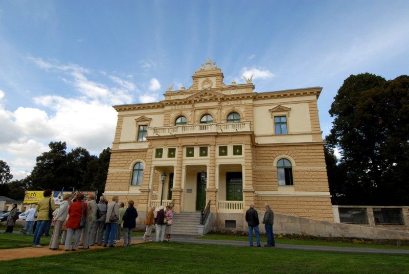 V srpnu letošního roku byla dokončena obnova budovy plzeňského Sokola. Po sto letech užívání šlo o technickou, funkční i architektonickou rehabilitaci stavby, jejíž podstata spočívá v obnově krovu a střechy, fasády, oken a dveří a rovněž restaurátorských prvků. Autenticita budovy se po její rekonstrukci zachovala, proto byla ve čtvrtek 20. září 2012 slavnostně za přítomnosti hostů znovuotevřena. Město reprezentovali primátor Martin Baxa a náměstek Martin Zrzavecký. Projekt realizovala Tělocvičná jednota Sokol Plzeň I. za technického a autorského dozoru Ateliéru Soukup. Donátorem je Regionální operační program Jihozápad s částkou 25, 4 milionů korun, což je 87 % způsobilých nákladů. Osmi sty tisíci přispělo také město Plzeň. Projekt je součástí Integrovaného plánu rozvoje města Plzně: Plzeň – Evropské hlavní město kultury.