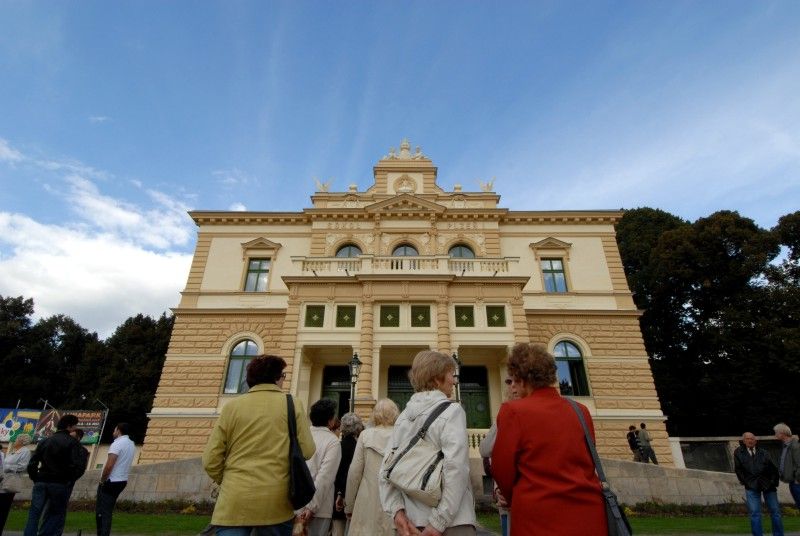 V srpnu letošního roku byla dokončena obnova budovy plzeňského Sokola. Po sto letech užívání šlo o technickou, funkční i architektonickou rehabilitaci stavby, jejíž podstata spočívá v obnově krovu a střechy, fasády, oken a dveří a rovněž restaurátorských prvků. Autenticita budovy se po její rekonstrukci zachovala, proto byla ve čtvrtek 20. září 2012 slavnostně za přítomnosti hostů znovuotevřena. Město reprezentovali primátor Martin Baxa a náměstek Martin Zrzavecký. Projekt realizovala Tělocvičná jednota Sokol Plzeň I. za technického a autorského dozoru Ateliéru Soukup. Donátorem je Regionální operační program Jihozápad s částkou 25, 4 milionů korun, což je 87 % způsobilých nákladů. Osmi sty tisíci přispělo také město Plzeň. Projekt je součástí Integrovaného plánu rozvoje města Plzně: Plzeň – Evropské hlavní město kultury.
