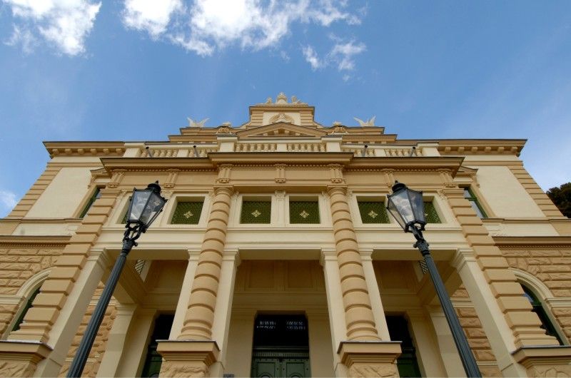 V srpnu letošního roku byla dokončena obnova budovy plzeňského Sokola. Po sto letech užívání šlo o technickou, funkční i architektonickou rehabilitaci stavby, jejíž podstata spočívá v obnově krovu a střechy, fasády, oken a dveří a rovněž restaurátorských prvků. Autenticita budovy se po její rekonstrukci zachovala, proto byla ve čtvrtek 20. září 2012 slavnostně za přítomnosti hostů znovuotevřena. Město reprezentovali primátor Martin Baxa a náměstek Martin Zrzavecký. Projekt realizovala Tělocvičná jednota Sokol Plzeň I. za technického a autorského dozoru Ateliéru Soukup. Donátorem je Regionální operační program Jihozápad s částkou 25, 4 milionů korun, což je 87 % způsobilých nákladů. Osmi sty tisíci přispělo také město Plzeň. Projekt je součástí Integrovaného plánu rozvoje města Plzně: Plzeň – Evropské hlavní město kultury.