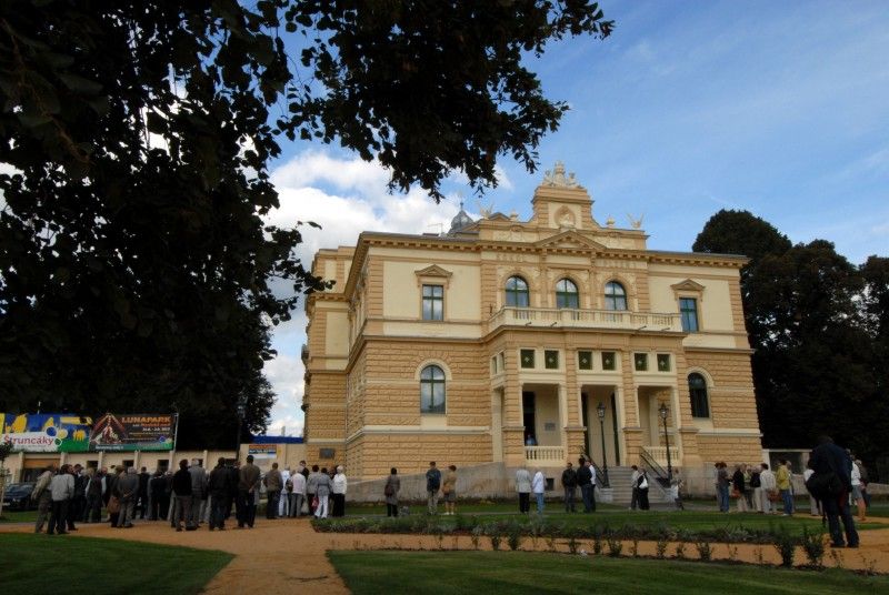 V srpnu letošního roku byla dokončena obnova budovy plzeňského Sokola. Po sto letech užívání šlo o technickou, funkční i architektonickou rehabilitaci stavby, jejíž podstata spočívá v obnově krovu a střechy, fasády, oken a dveří a rovněž restaurátorských prvků. Autenticita budovy se po její rekonstrukci zachovala, proto byla ve čtvrtek 20. září 2012 slavnostně za přítomnosti hostů znovuotevřena. Město reprezentovali primátor Martin Baxa a náměstek Martin Zrzavecký. Projekt realizovala Tělocvičná jednota Sokol Plzeň I. za technického a autorského dozoru Ateliéru Soukup. Donátorem je Regionální operační program Jihozápad s částkou 25, 4 milionů korun, což je 87 % způsobilých nákladů. Osmi sty tisíci přispělo také město Plzeň. Projekt je součástí Integrovaného plánu rozvoje města Plzně: Plzeň – Evropské hlavní město kultury.