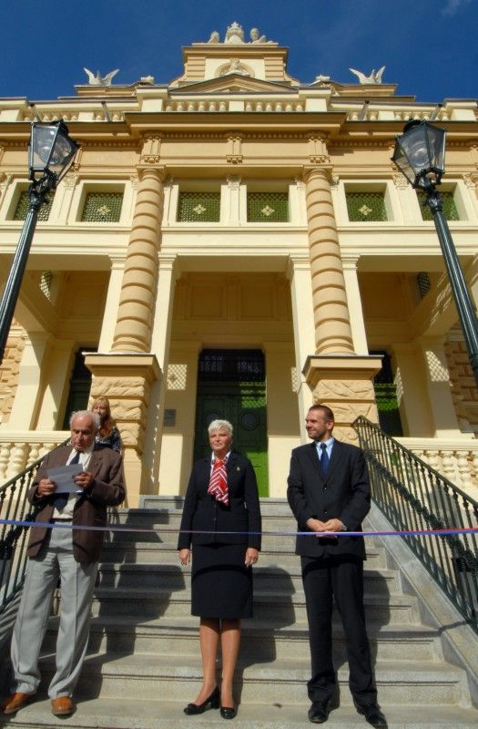 V srpnu letošního roku byla dokončena obnova budovy plzeňského Sokola. Po sto letech užívání šlo o technickou, funkční i architektonickou rehabilitaci stavby, jejíž podstata spočívá v obnově krovu a střechy, fasády, oken a dveří a rovněž restaurátorských prvků. Autenticita budovy se po její rekonstrukci zachovala, proto byla ve čtvrtek 20. září 2012 slavnostně za přítomnosti hostů znovuotevřena. Město reprezentovali primátor Martin Baxa a náměstek Martin Zrzavecký. Projekt realizovala Tělocvičná jednota Sokol Plzeň I. za technického a autorského dozoru Ateliéru Soukup. Donátorem je Regionální operační program Jihozápad s částkou 25, 4 milionů korun, což je 87 % způsobilých nákladů. Osmi sty tisíci přispělo také město Plzeň. Projekt je součástí Integrovaného plánu rozvoje města Plzně: Plzeň – Evropské hlavní město kultury.