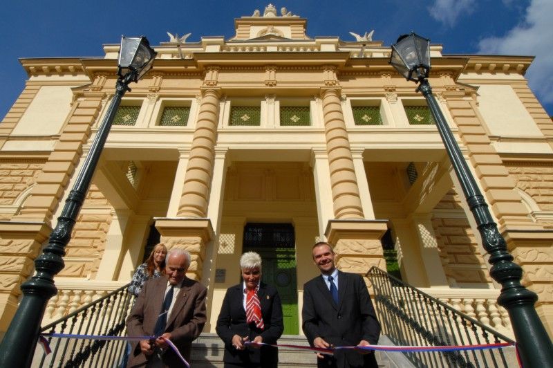 V srpnu letošního roku byla dokončena obnova budovy plzeňského Sokola. Po sto letech užívání šlo o technickou, funkční i architektonickou rehabilitaci stavby, jejíž podstata spočívá v obnově krovu a střechy, fasády, oken a dveří a rovněž restaurátorských prvků. Autenticita budovy se po její rekonstrukci zachovala, proto byla ve čtvrtek 20. září 2012 slavnostně za přítomnosti hostů znovuotevřena. Město reprezentovali primátor Martin Baxa a náměstek Martin Zrzavecký. Projekt realizovala Tělocvičná jednota Sokol Plzeň I. za technického a autorského dozoru Ateliéru Soukup. Donátorem je Regionální operační program Jihozápad s částkou 25, 4 milionů korun, což je 87 % způsobilých nákladů. Osmi sty tisíci přispělo také město Plzeň. Projekt je součástí Integrovaného plánu rozvoje města Plzně: Plzeň – Evropské hlavní město kultury.