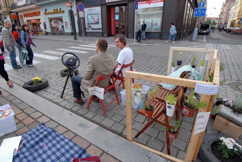 Zcela netradiční využití získala v pátek 21. září 2012 parkovací stání přibližně na deseti místech v centru města. Místo zaparkovaných aut se z nich stala příjemná zákoutí určená k relaxaci. Za cenu obvyklou za parkování v dané lokalitě bylo možné si přímo na silnici otevřít například malou kavárnu. O zajímavé atmosféře se v průběhu odpoledne přišel do ulic kolem náměstí Republiky přesvědčit i primátor Martin Baxa.
