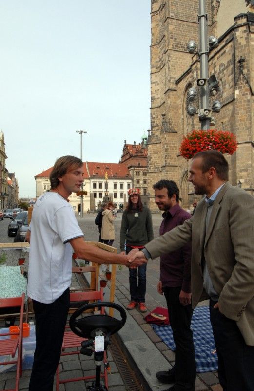 Zcela netradiční využití získala v pátek 21. září 2012 parkovací stání přibližně na deseti místech v centru města. Místo zaparkovaných aut se z nich stala příjemná zákoutí určená k relaxaci. Za cenu obvyklou za parkování v dané lokalitě bylo možné si přímo na silnici otevřít například malou kavárnu. O zajímavé atmosféře se v průběhu odpoledne přišel do ulic kolem náměstí Republiky přesvědčit i primátor Martin Baxa.