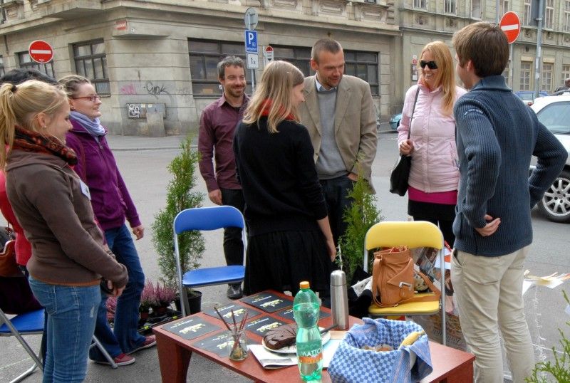 Zcela netradiční využití získala v pátek 21. září 2012 parkovací stání přibližně na deseti místech v centru města. Místo zaparkovaných aut se z nich stala příjemná zákoutí určená k relaxaci. Za cenu obvyklou za parkování v dané lokalitě bylo možné si přímo na silnici otevřít například malou kavárnu. O zajímavé atmosféře se v průběhu odpoledne přišel do ulic kolem náměstí Republiky přesvědčit i primátor Martin Baxa.