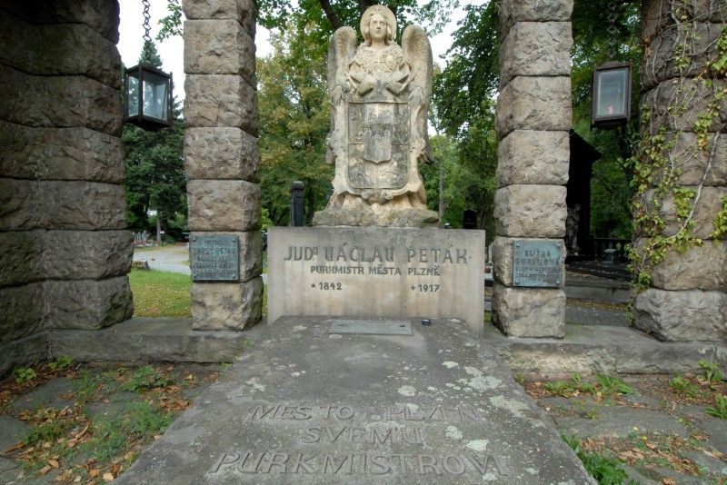 Sto sedmdesáté výročí narození významného plzeňského purkmistra Václava Petáka (1842 Rosovice – 1917) si v pondělí 24. září 2012 připomnělo město Plzeň.