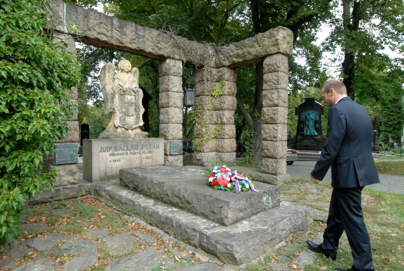 Sto sedmdesáté výročí narození významného plzeňského purkmistra Václava Petáka (1842 Rosovice – 1917) si v pondělí 24. září 2012 připomnělo město Plzeň.