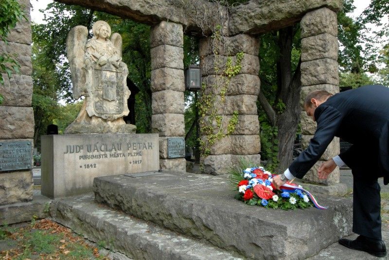 Sto sedmdesáté výročí narození významného plzeňského purkmistra Václava Petáka (1842 Rosovice – 1917) si v pondělí 24. září 2012 připomnělo město Plzeň.