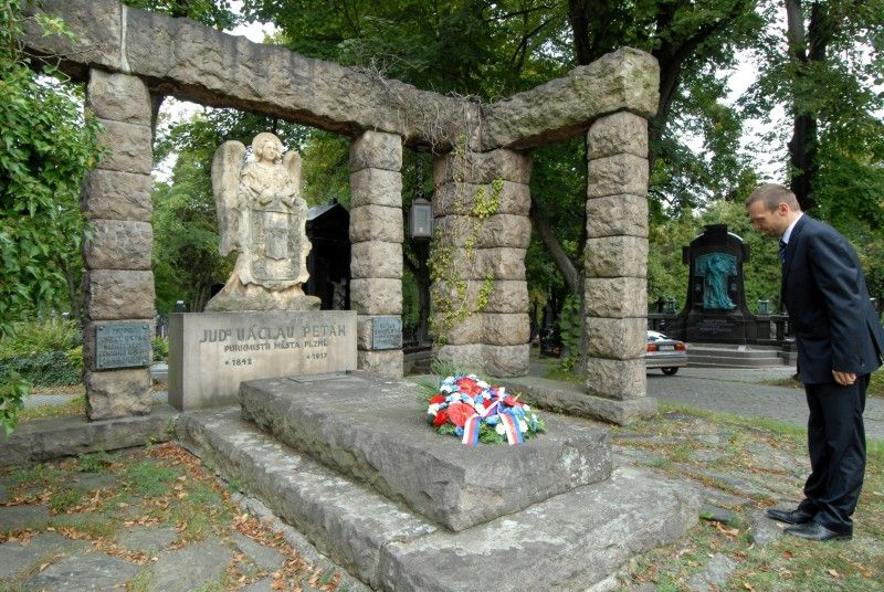 Sto sedmdesáté výročí narození významného plzeňského purkmistra Václava Petáka (1842 Rosovice – 1917) si v pondělí 24. září 2012 připomnělo město Plzeň.