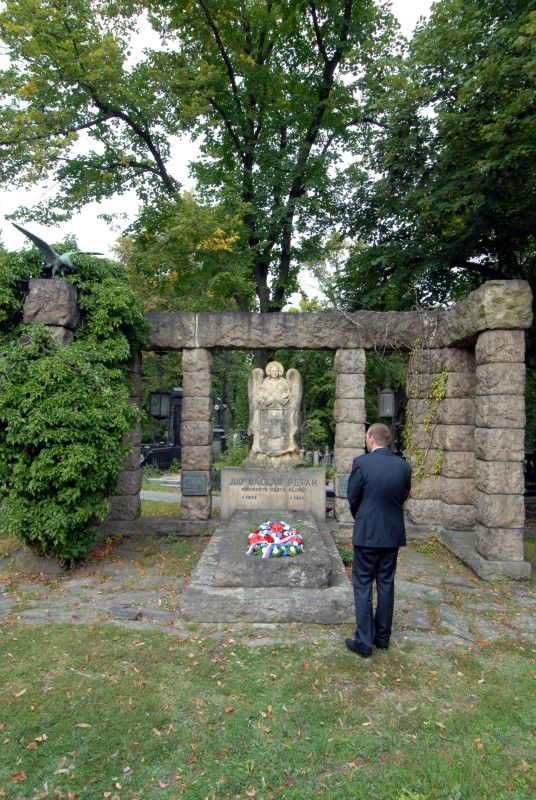 Sto sedmdesáté výročí narození významného plzeňského purkmistra Václava Petáka (1842 Rosovice – 1917) si v pondělí 24. září 2012 připomnělo město Plzeň.