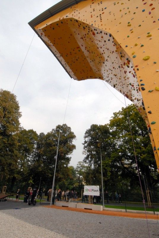 Po roce rekonstrukčních prací a stavebních úprav mohou Plzeňané od 24.9.2012 využívat další relaxační zónu v blízkosti centrální části města. Výrazná proměna území u soutoku řek Radbuzy a Mže nyní nabízí nevšední potenciál pro každodenní rekreaci a odpočinek. Projektem s celkovými náklady ve výši 71,6 milionu korun bez DPH se Plzni podařilo zhodnotit místo nejen z hlediska rekreačního a sportovního, ale i z hlediska ekologického a krajinného. Revitalizace území Štruncových sadů naplnila jednu z klíčových investic do kulturní a volnočasové infrastruktury spojené s projektem Plzeň – Evropské hlavní město kultury 2015.