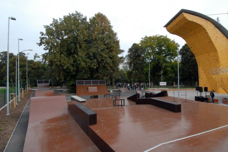 Po roce rekonstrukčních prací a stavebních úprav mohou Plzeňané od 24.9.2012 využívat další relaxační zónu v blízkosti centrální části města. Výrazná proměna území u soutoku řek Radbuzy a Mže nyní nabízí nevšední potenciál pro každodenní rekreaci a odpočinek. Projektem s celkovými náklady ve výši 71,6 milionu korun bez DPH se Plzni podařilo zhodnotit místo nejen z hlediska rekreačního a sportovního, ale i z hlediska ekologického a krajinného. Revitalizace území Štruncových sadů naplnila jednu z klíčových investic do kulturní a volnočasové infrastruktury spojené s projektem Plzeň – Evropské hlavní město kultury 2015.