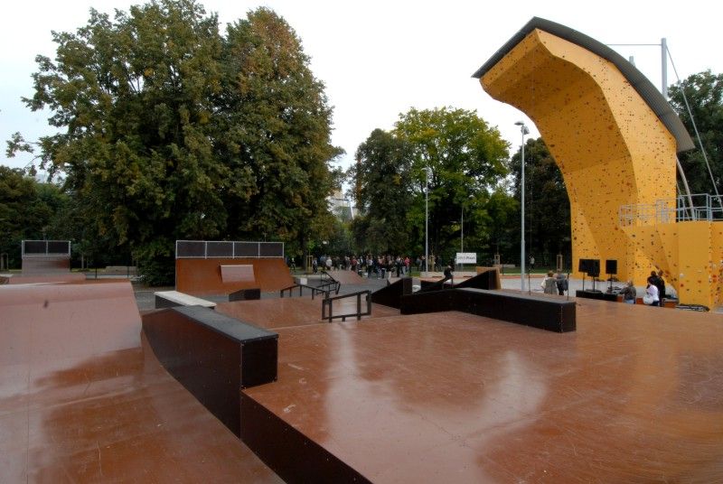 Po roce rekonstrukčních prací a stavebních úprav mohou Plzeňané od 24.9.2012 využívat další relaxační zónu v blízkosti centrální části města. Výrazná proměna území u soutoku řek Radbuzy a Mže nyní nabízí nevšední potenciál pro každodenní rekreaci a odpočinek. Projektem s celkovými náklady ve výši 71,6 milionu korun bez DPH se Plzni podařilo zhodnotit místo nejen z hlediska rekreačního a sportovního, ale i z hlediska ekologického a krajinného. Revitalizace území Štruncových sadů naplnila jednu z klíčových investic do kulturní a volnočasové infrastruktury spojené s projektem Plzeň – Evropské hlavní město kultury 2015.