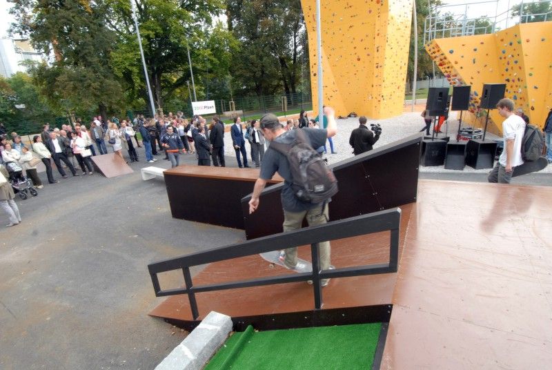 Po roce rekonstrukčních prací a stavebních úprav mohou Plzeňané od 24.9.2012 využívat další relaxační zónu v blízkosti centrální části města. Výrazná proměna území u soutoku řek Radbuzy a Mže nyní nabízí nevšední potenciál pro každodenní rekreaci a odpočinek. Projektem s celkovými náklady ve výši 71,6 milionu korun bez DPH se Plzni podařilo zhodnotit místo nejen z hlediska rekreačního a sportovního, ale i z hlediska ekologického a krajinného. Revitalizace území Štruncových sadů naplnila jednu z klíčových investic do kulturní a volnočasové infrastruktury spojené s projektem Plzeň – Evropské hlavní město kultury 2015.